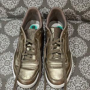 Gold leather Reebok sneakers - size 8